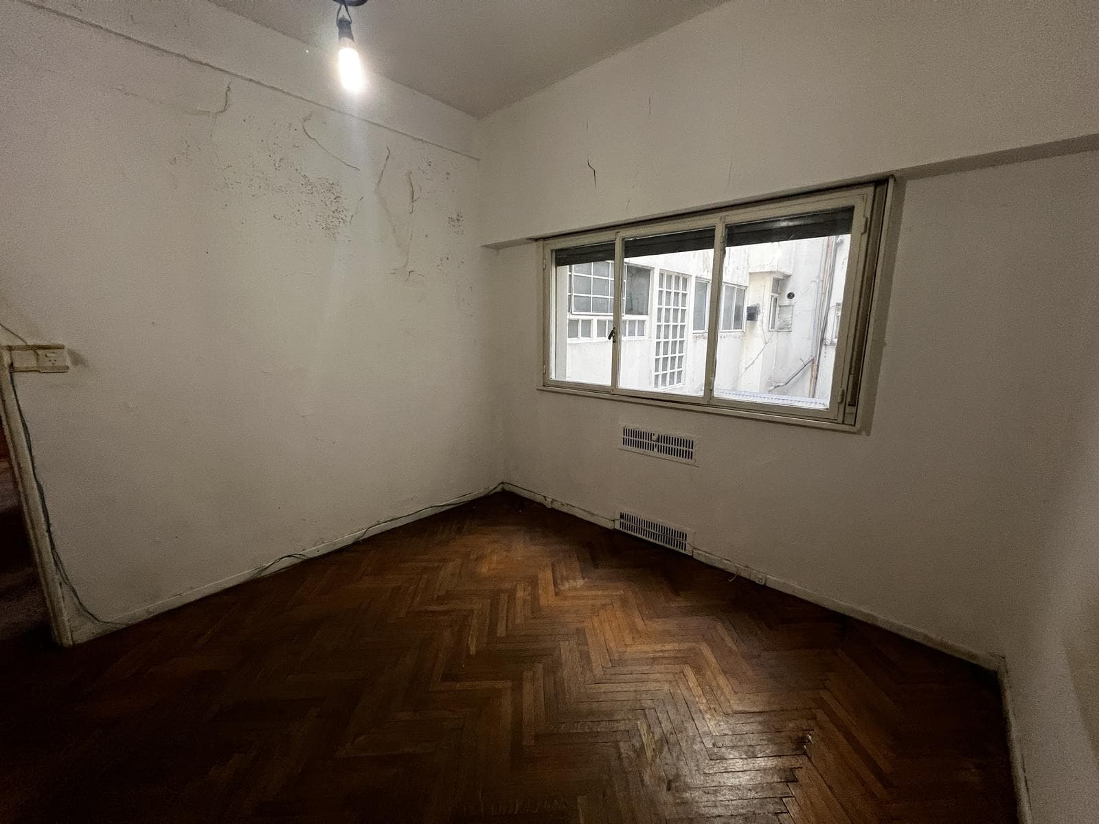Three-room apartment in need of remodeling in Almagro!