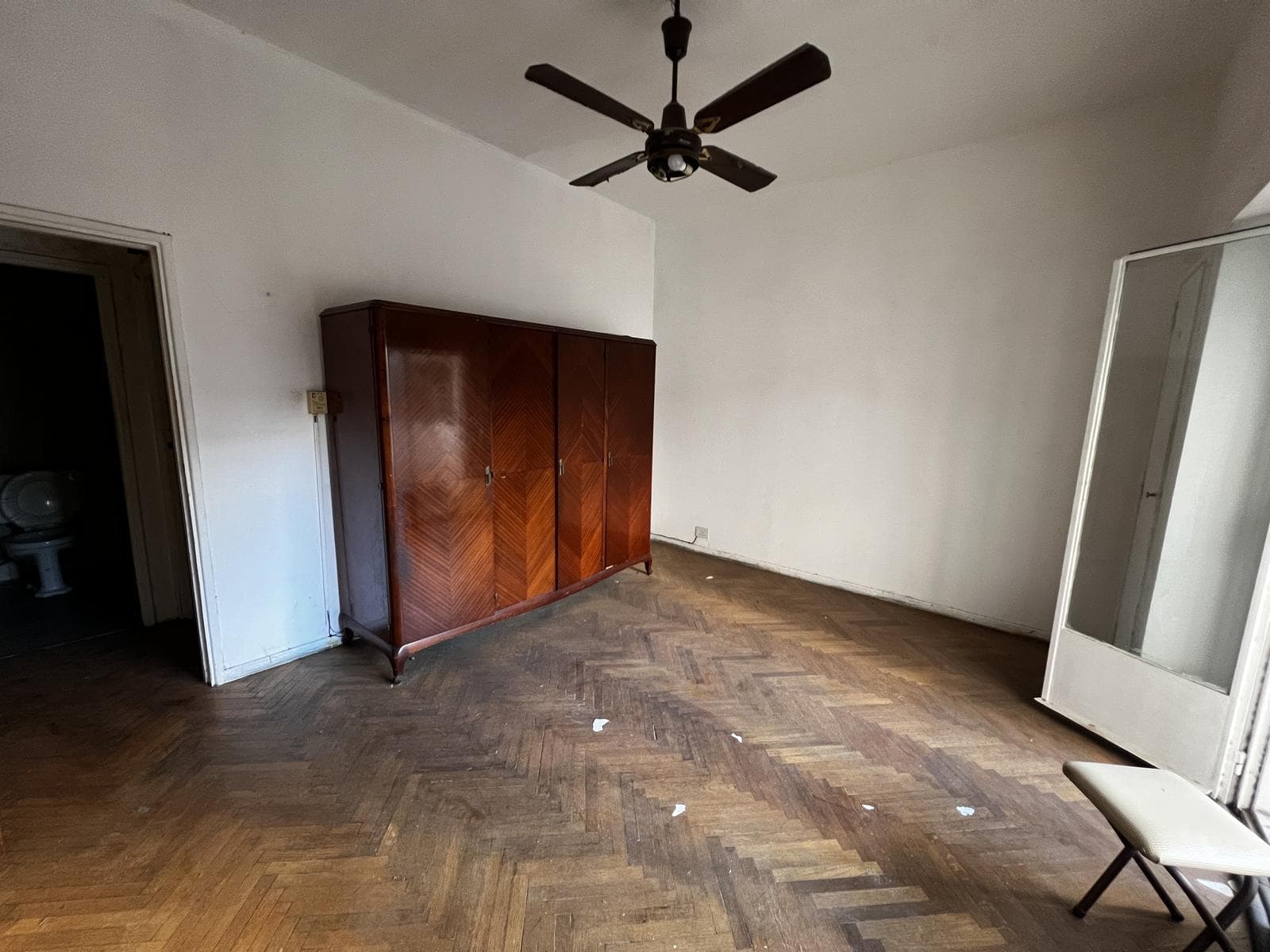 Three-room apartment in need of remodeling in Almagro!