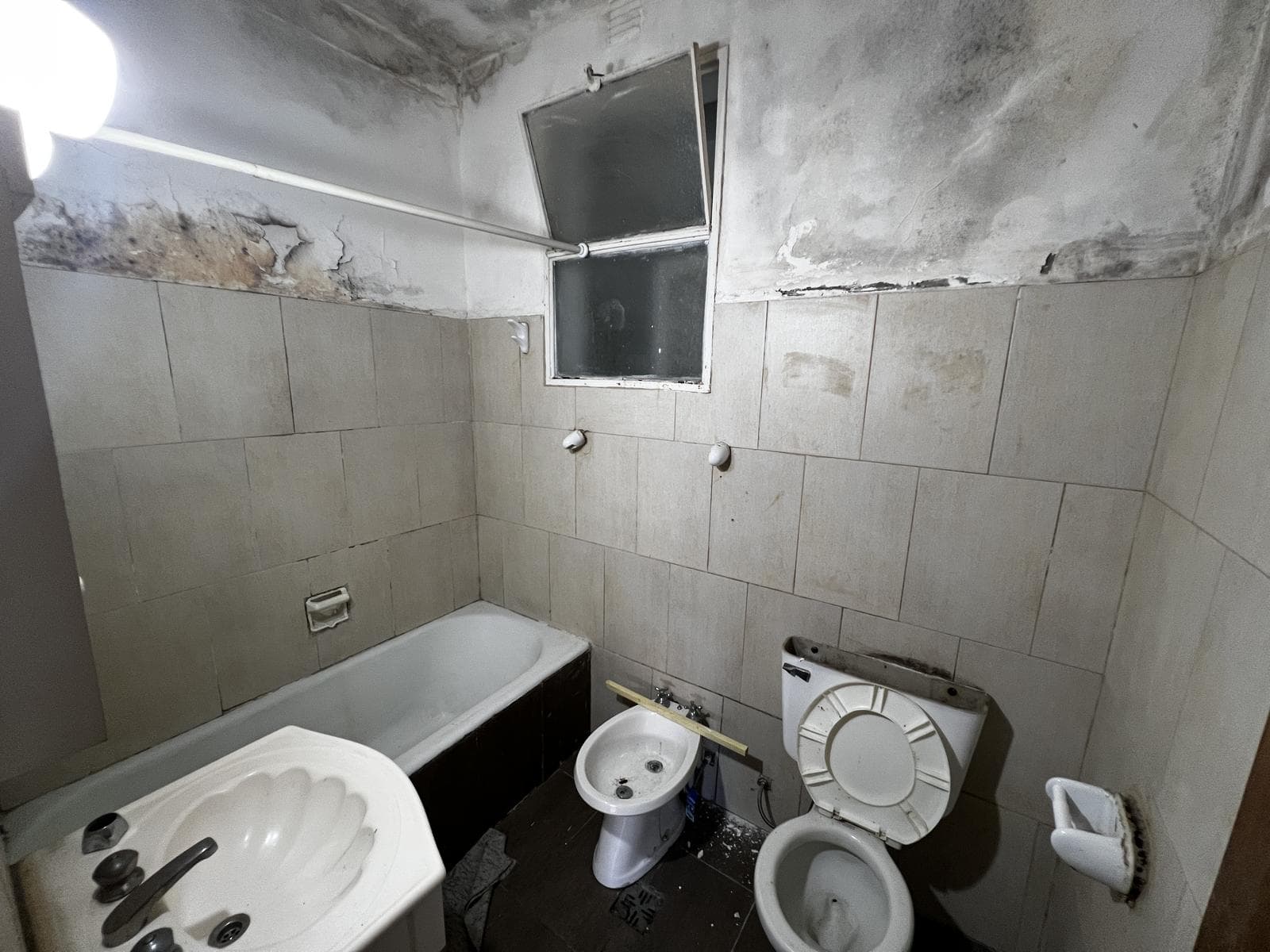 Three-room apartment in need of remodeling in Almagro!