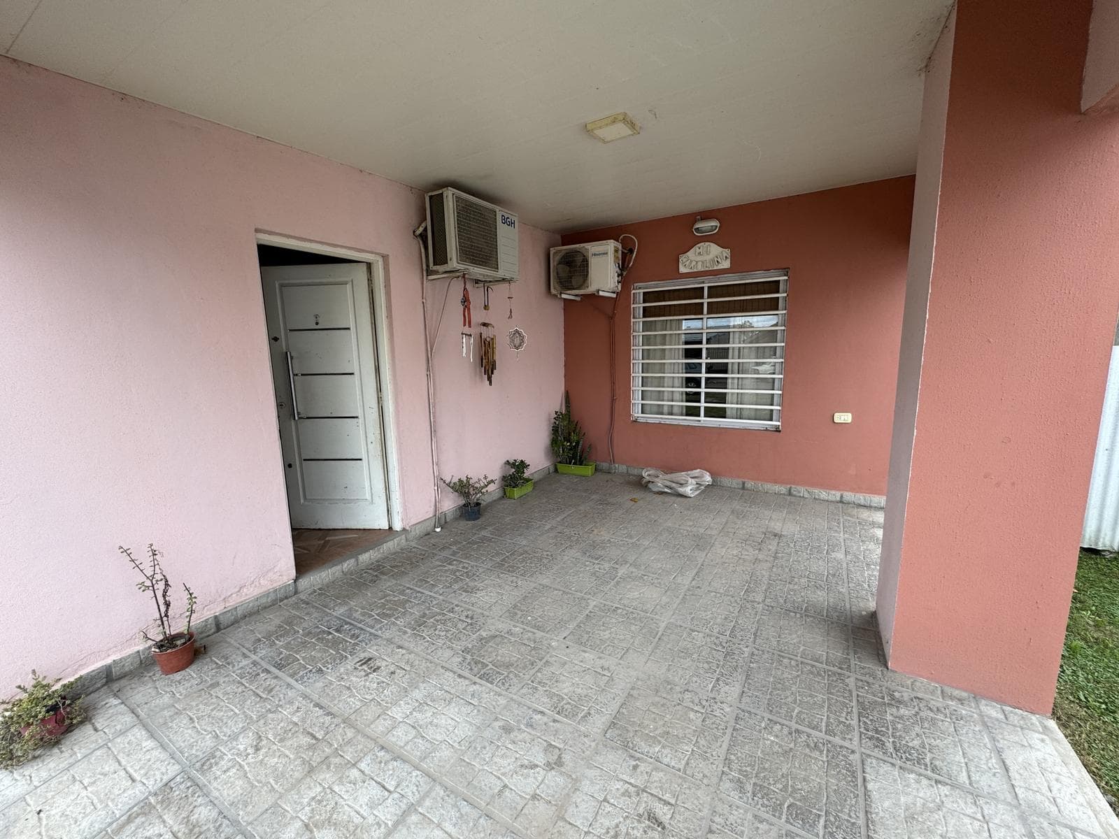 One-bedroom house for sale, with a large yard in a quiet neighborhood