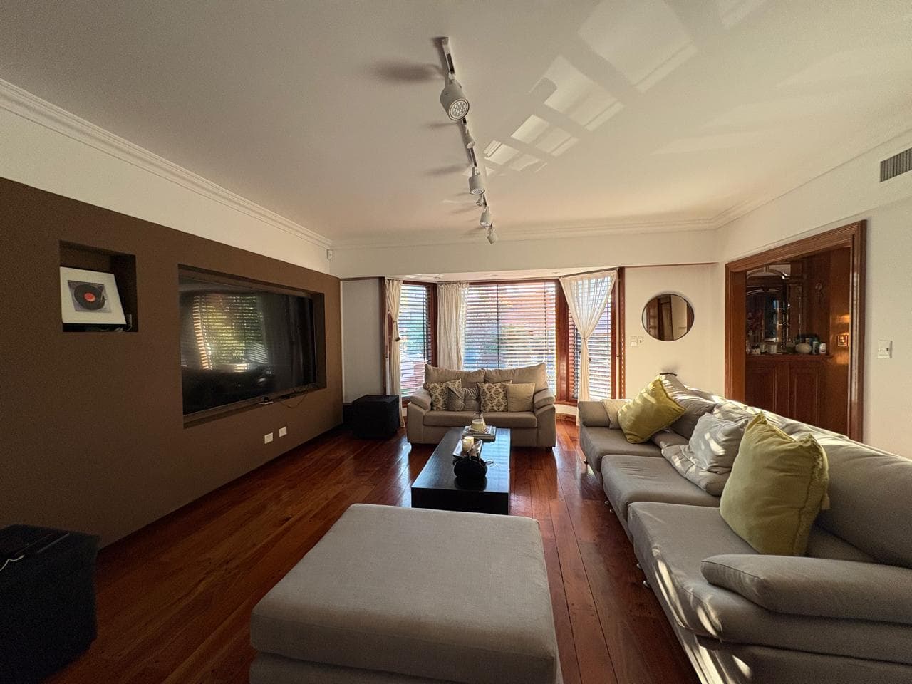 Spectacular 5-room house with a playroom, garage, garden, heated pool, and barbecue area in Villa Devoto