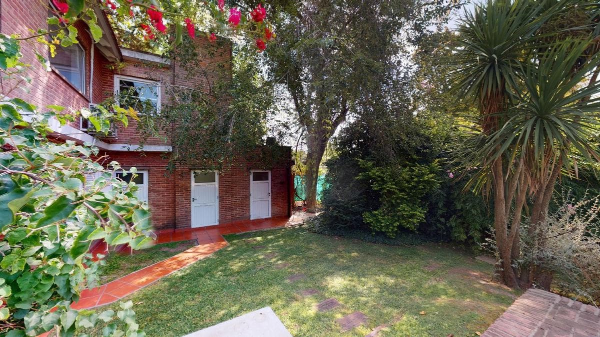 House for sale in Gonnet: 485 between 20th and 21st. Lot size: 30 x 60. 370 m² of floor space. Excellent condition. Pool