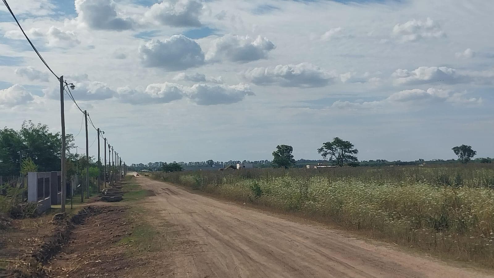 Plots of land for sale, 1,000 m² each, in a growing area.