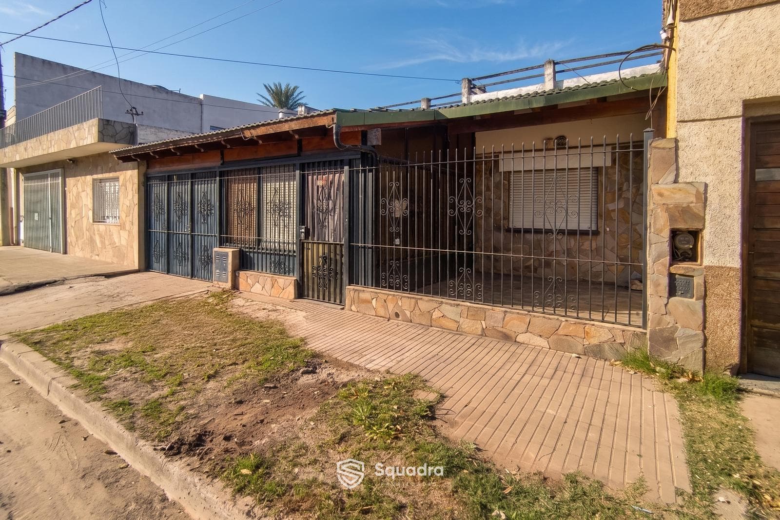 FOR SALE - 2-bedroom house with a patio and a garage. Ntra Sra de la Guardia, Rosario.