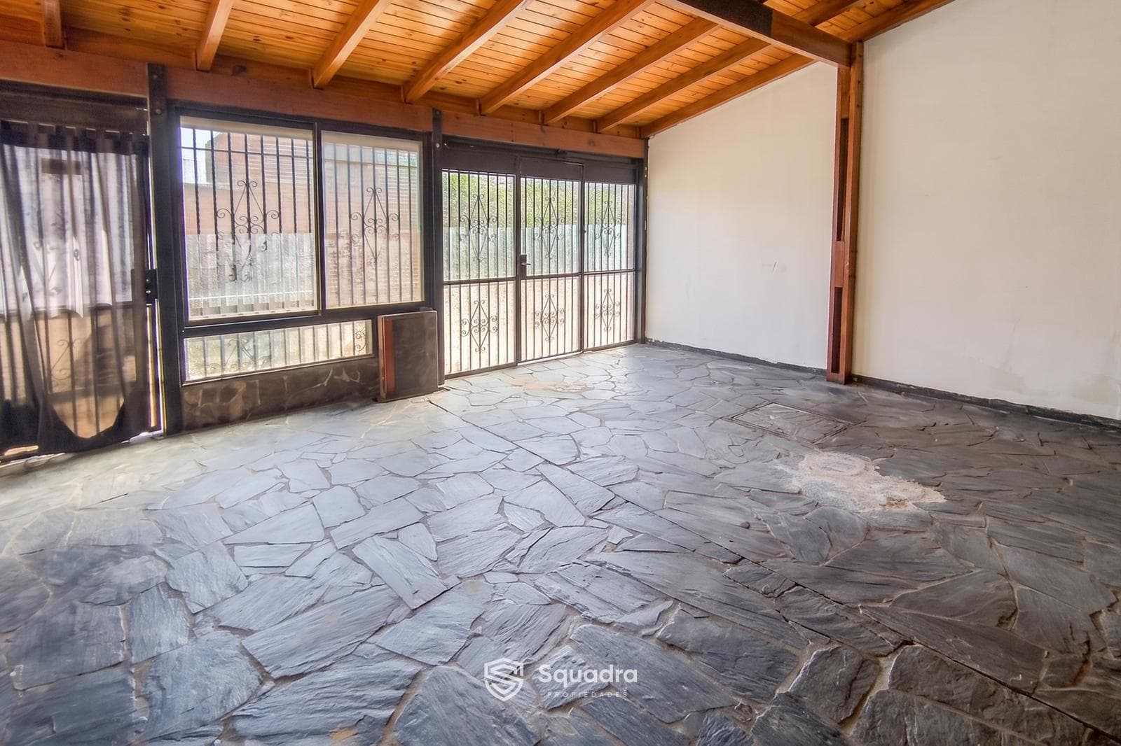 FOR SALE - 2-bedroom house with a patio and a garage. Ntra Sra de la Guardia, Rosario.