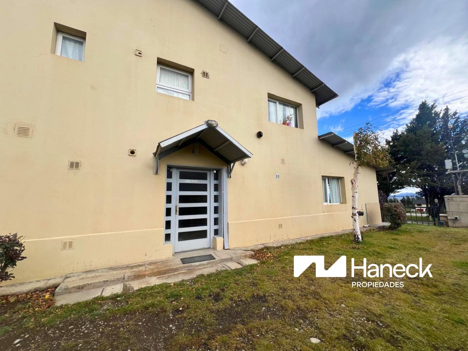 SPACIOUS studio apartment for rent, with covered parking, Bariloche