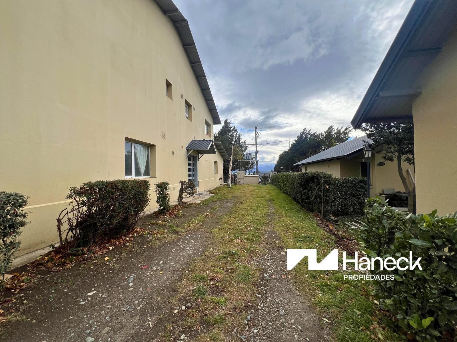 SPACIOUS studio apartment for rent, with covered parking, Bariloche