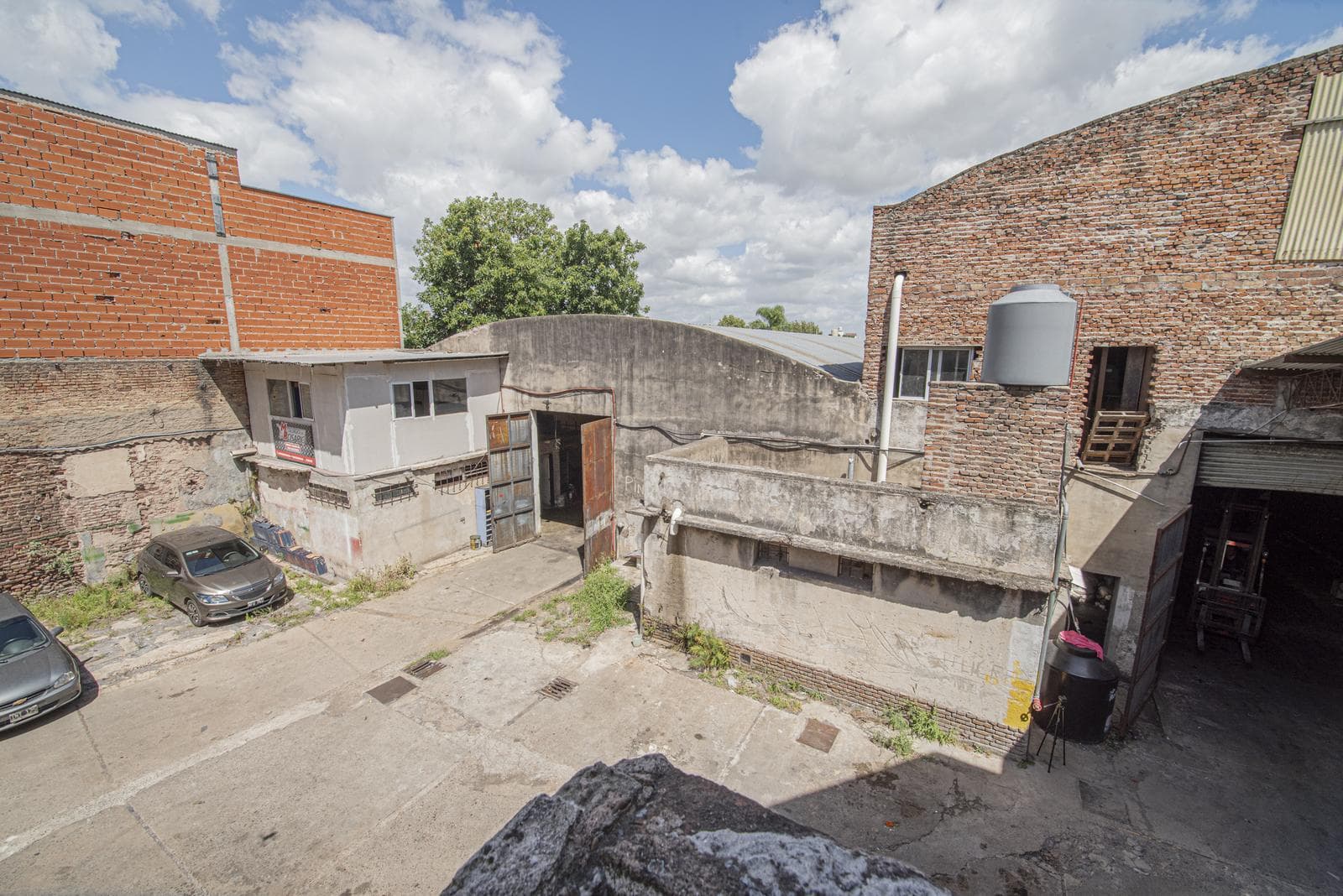 LARGE WAREHOUSE on San Martin Avenue in Caseros