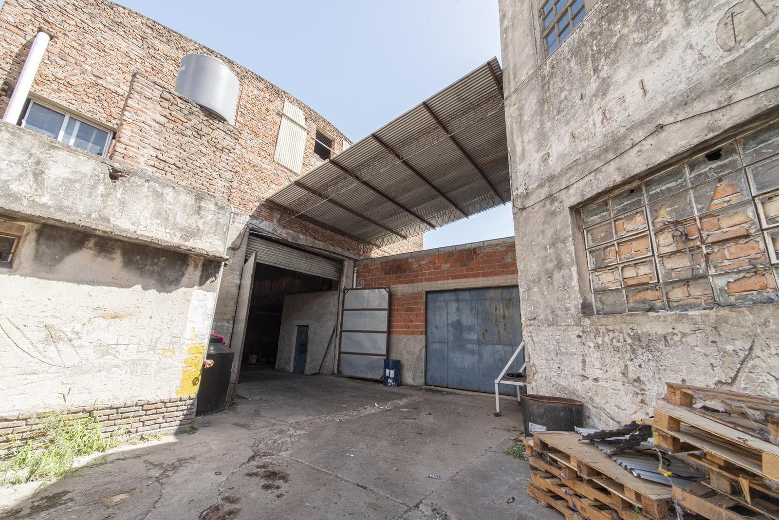 LARGE WAREHOUSE on San Martin Avenue in Caseros
