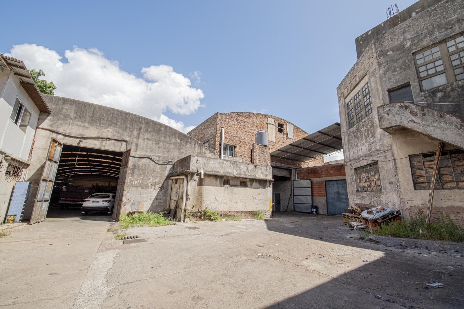LARGE WAREHOUSE on San Martin Avenue in Caseros