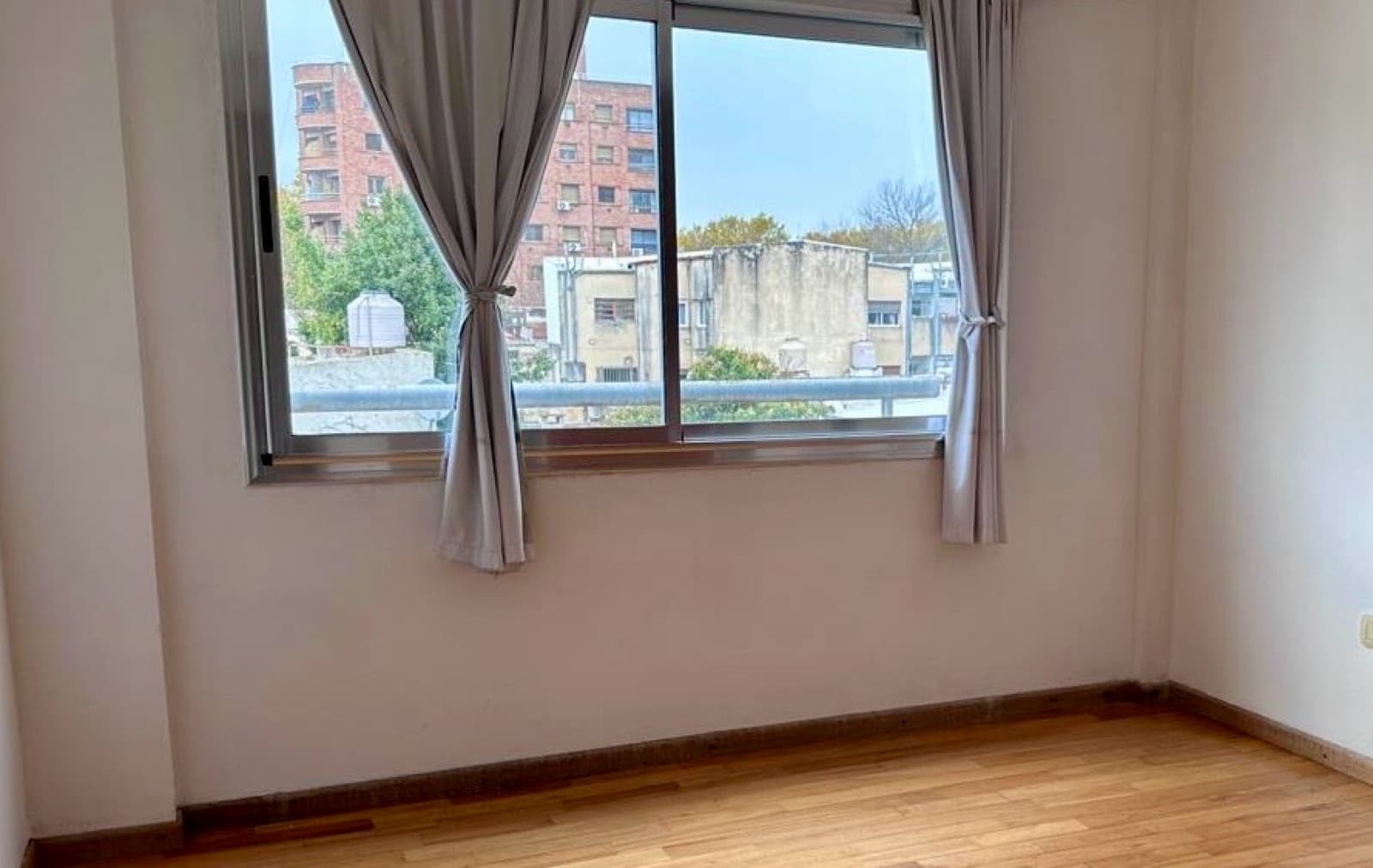 Apartment for rent in the university district: 60th and 8th. 1 bedroom