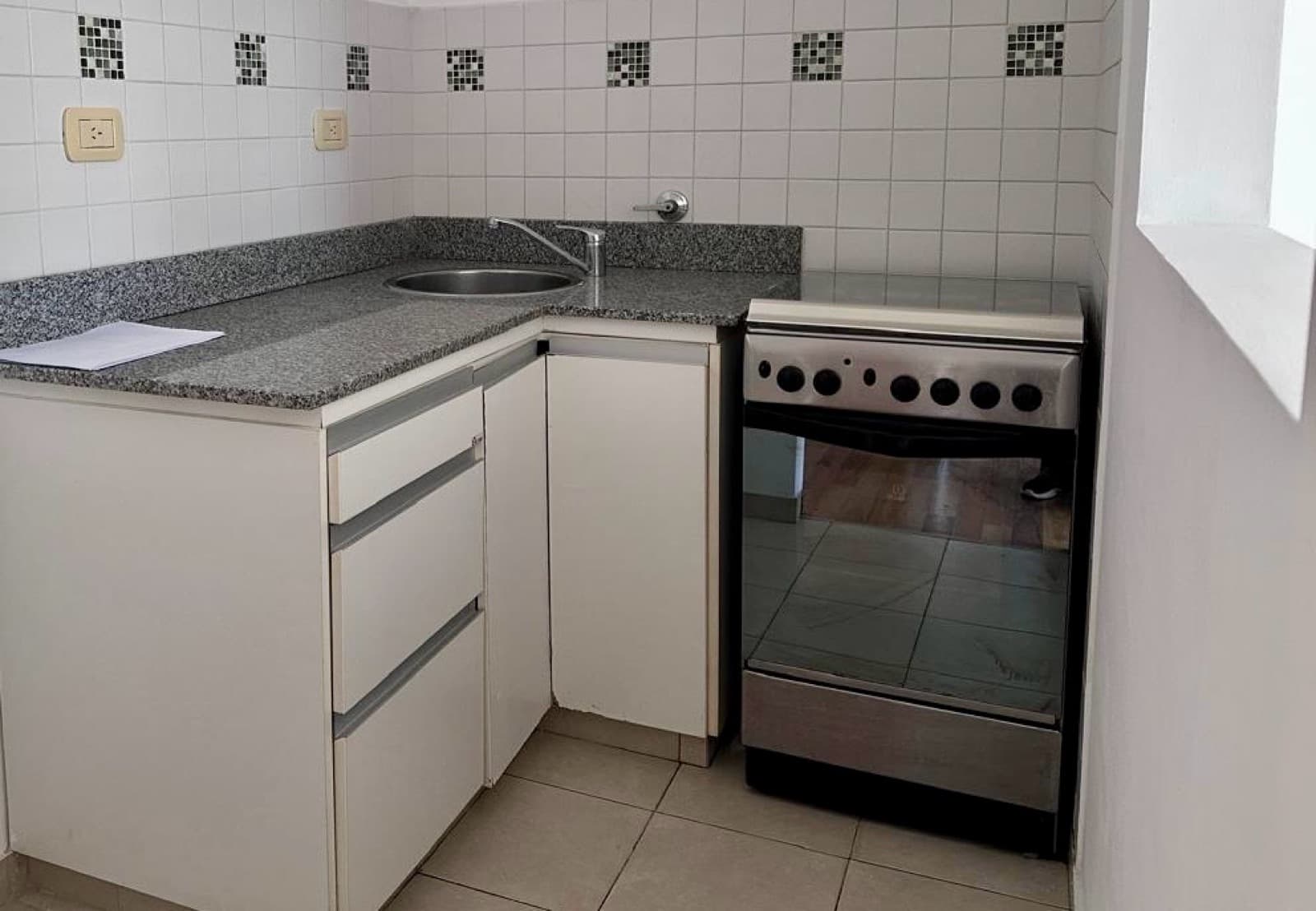 Apartment for rent in the university district: 60th and 8th. 1 bedroom