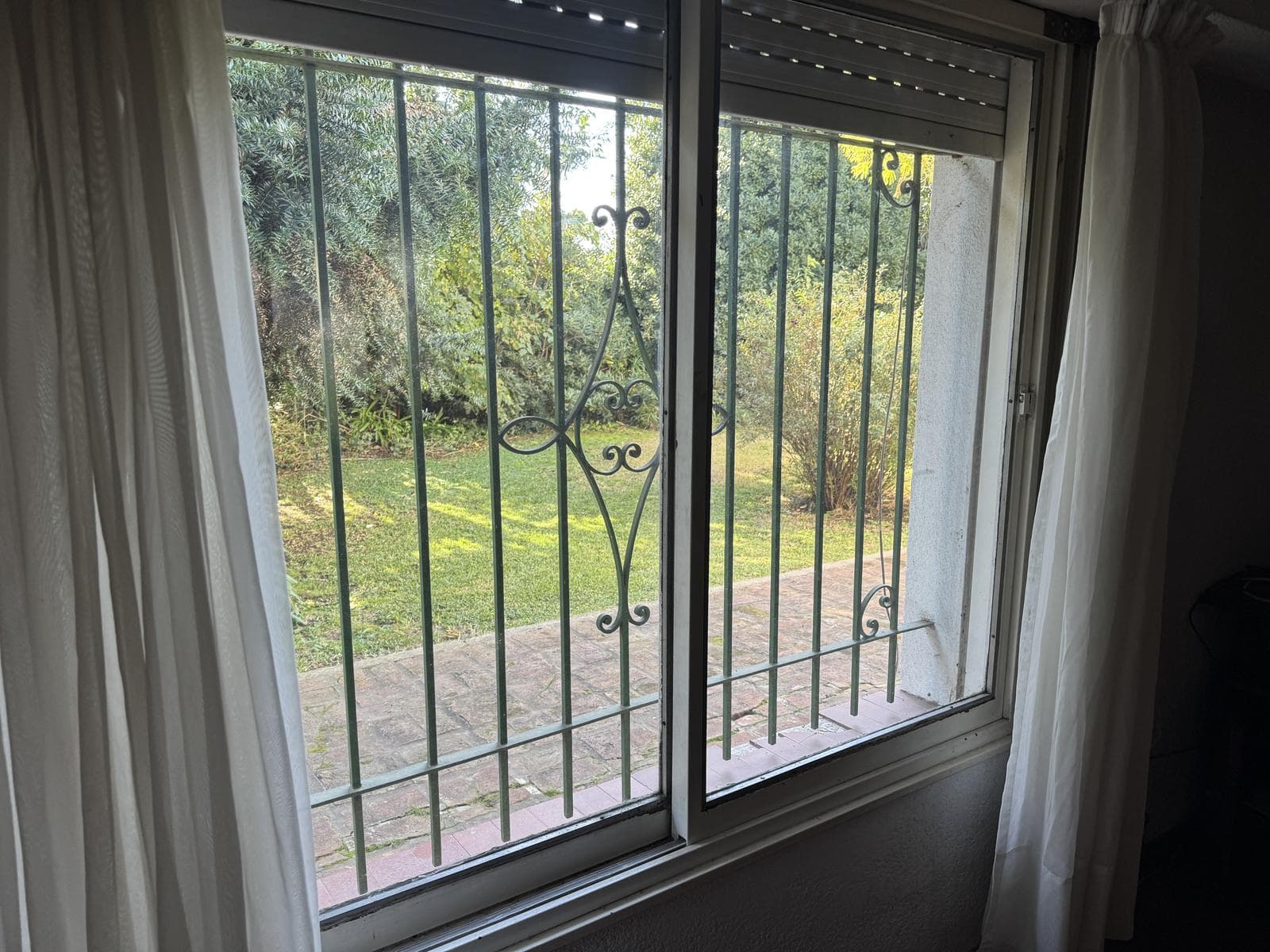 House for sale in Villa Elisa, La Plata: 423 between 6th Street and Camino Centenario. TWO LOTS. BANK-APPROVED