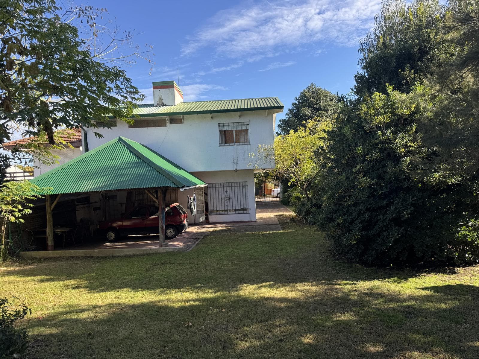 House for sale in Villa Elisa, La Plata: 423 between 6th Street and Camino Centenario. TWO LOTS. BANK-APPROVED