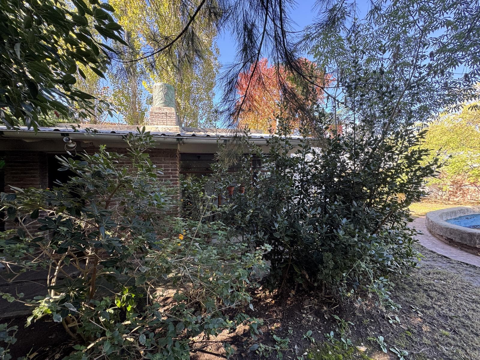 House for sale in Villa Elisa, La Plata: 423 between 6th Street and Camino Centenario. TWO LOTS. BANK-APPROVED