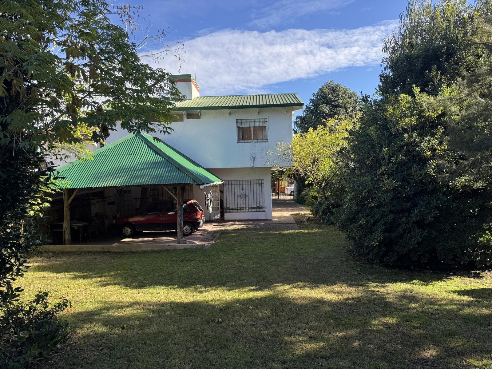 House for sale in Villa Elisa, La Plata: 423 between 6th Street and Camino Centenario. TWO LOTS. BANK-APPROVED