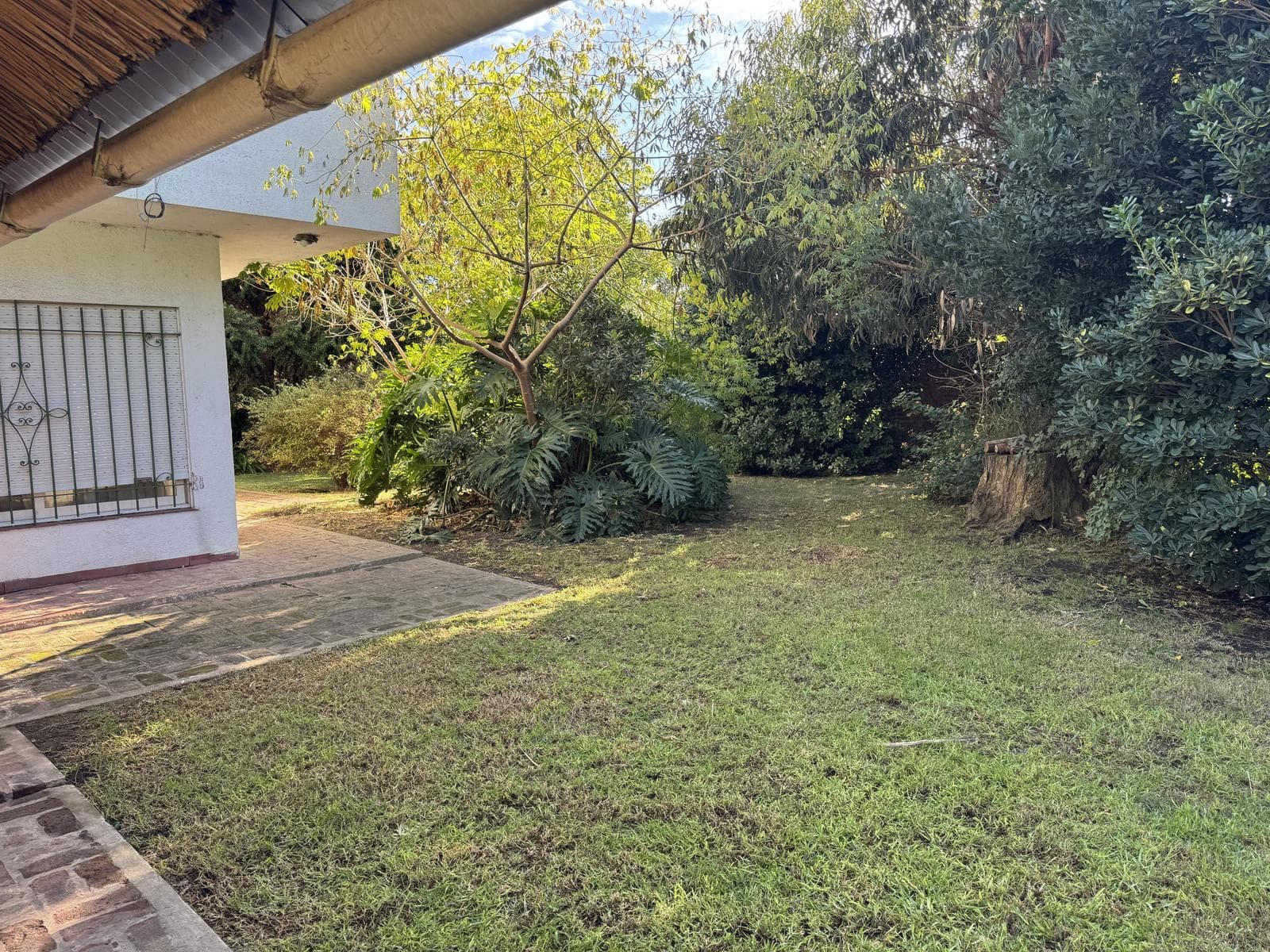 House for sale in Villa Elisa, La Plata: 423 between 6th Street and Camino Centenario. TWO LOTS. BANK-APPROVED