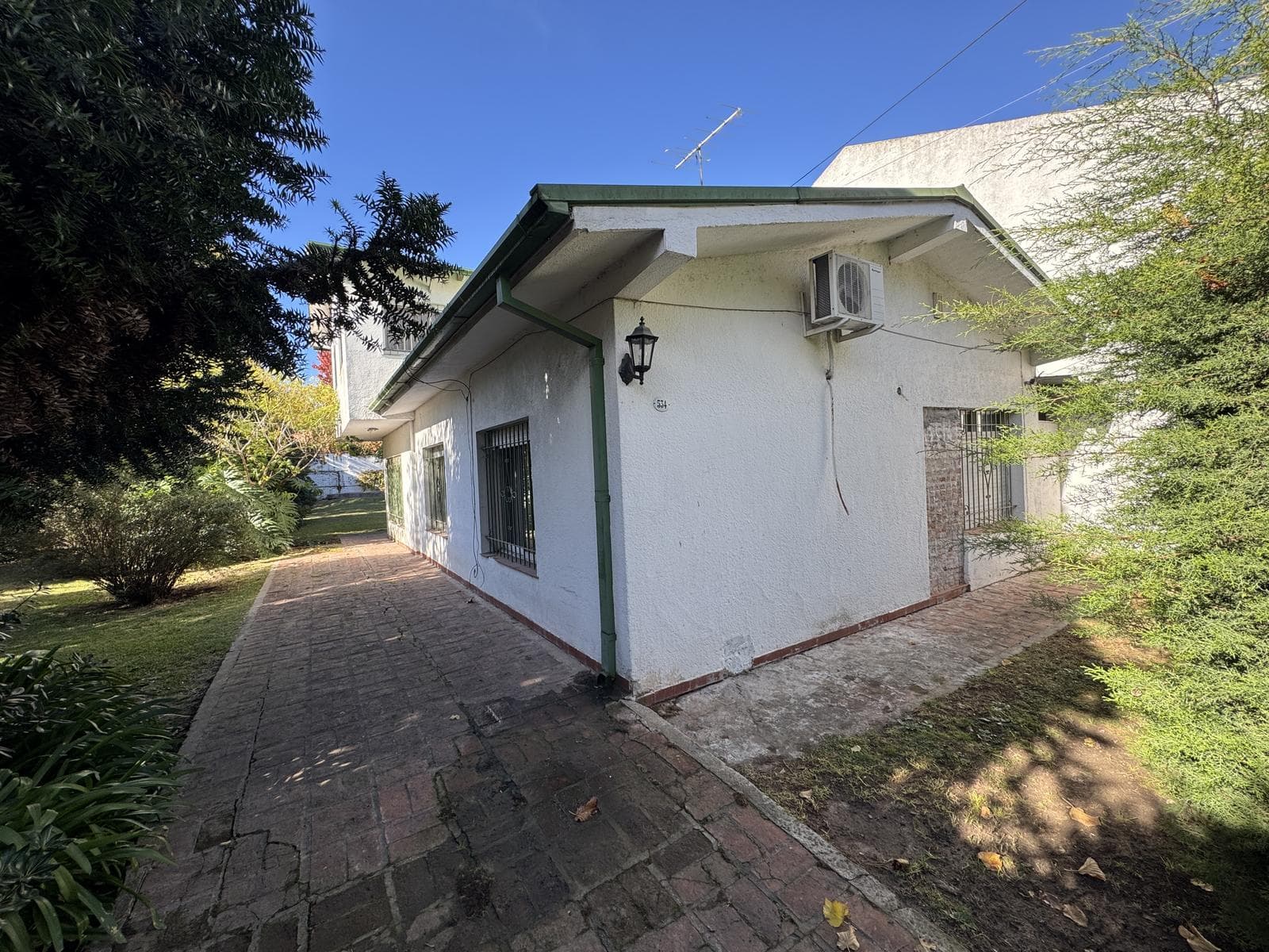 House for sale in Villa Elisa, La Plata: 423 between 6th Street and Camino Centenario. TWO LOTS. BANK-APPROVED