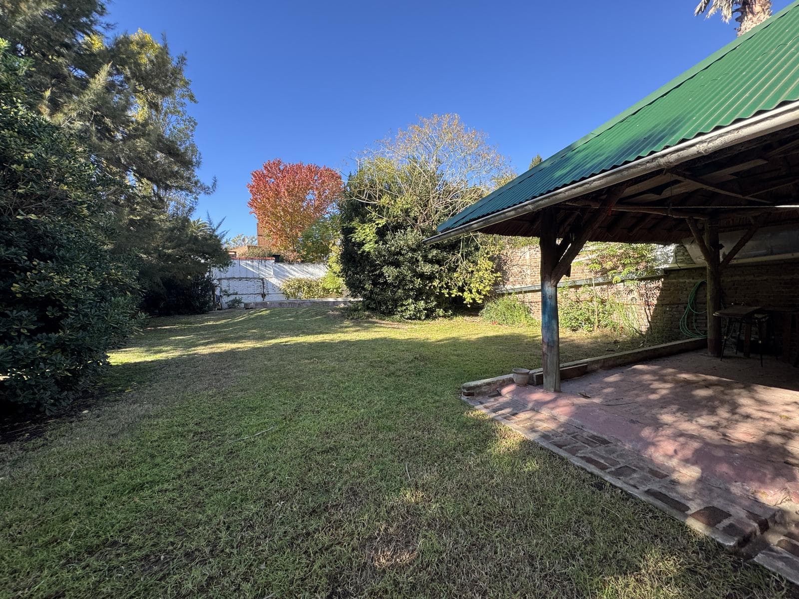House for sale in Villa Elisa, La Plata: 423 between 6th Street and Camino Centenario. TWO LOTS. BANK-APPROVED