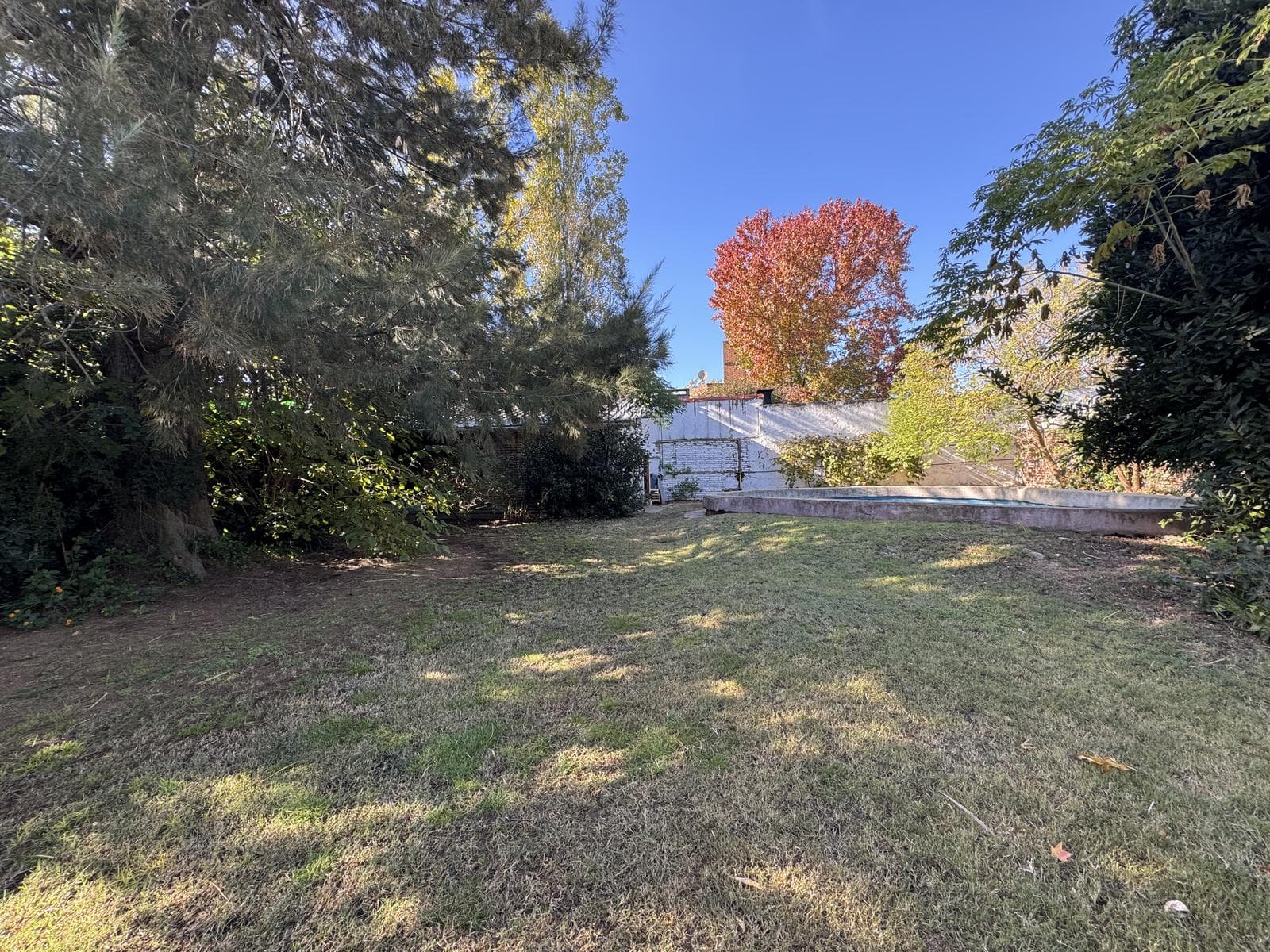 House for sale in Villa Elisa, La Plata: 423 between 6th Street and Camino Centenario. TWO LOTS. BANK-APPROVED