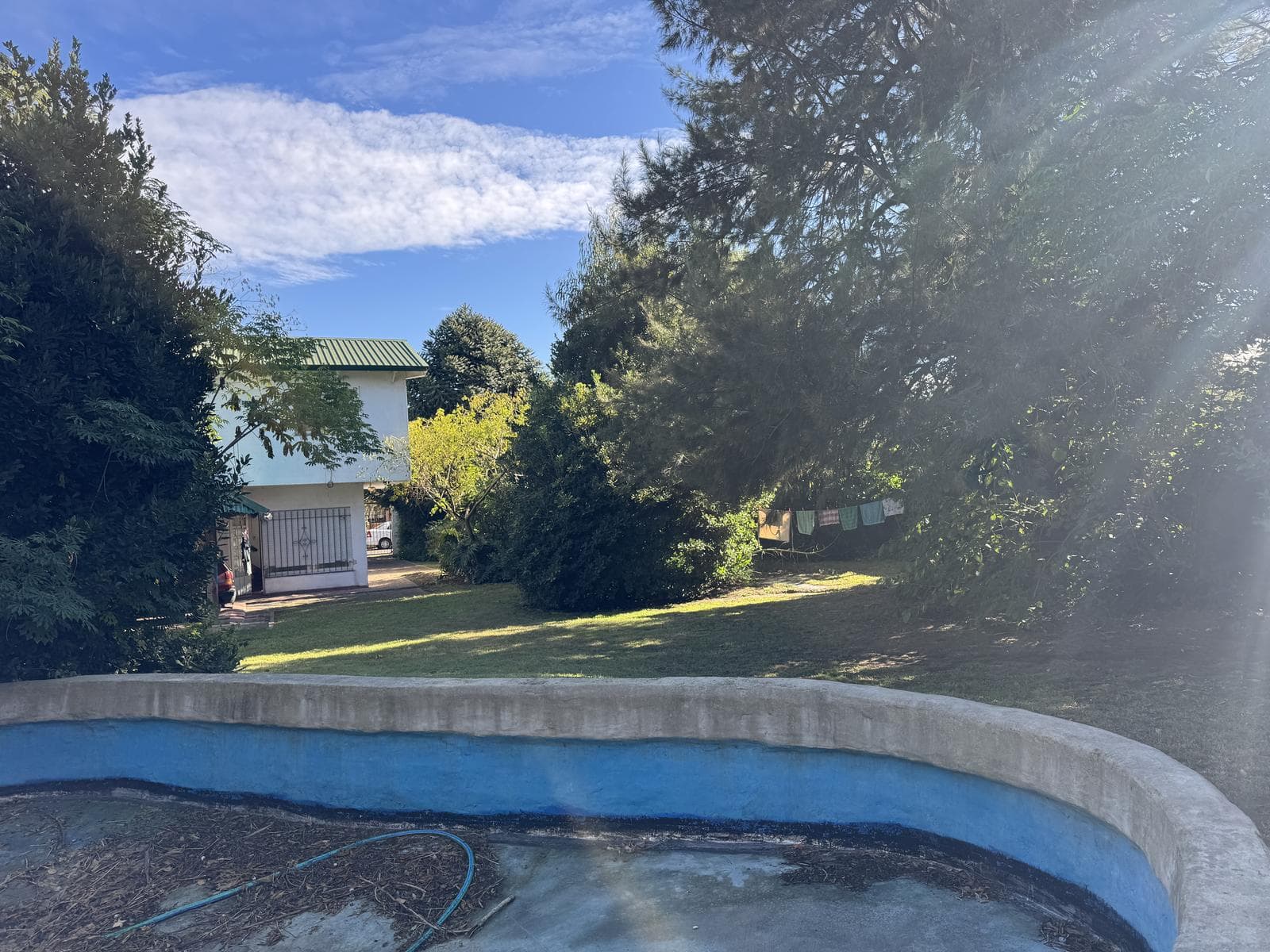 House for sale in Villa Elisa, La Plata: 423 between 6th Street and Camino Centenario. TWO LOTS. BANK-APPROVED