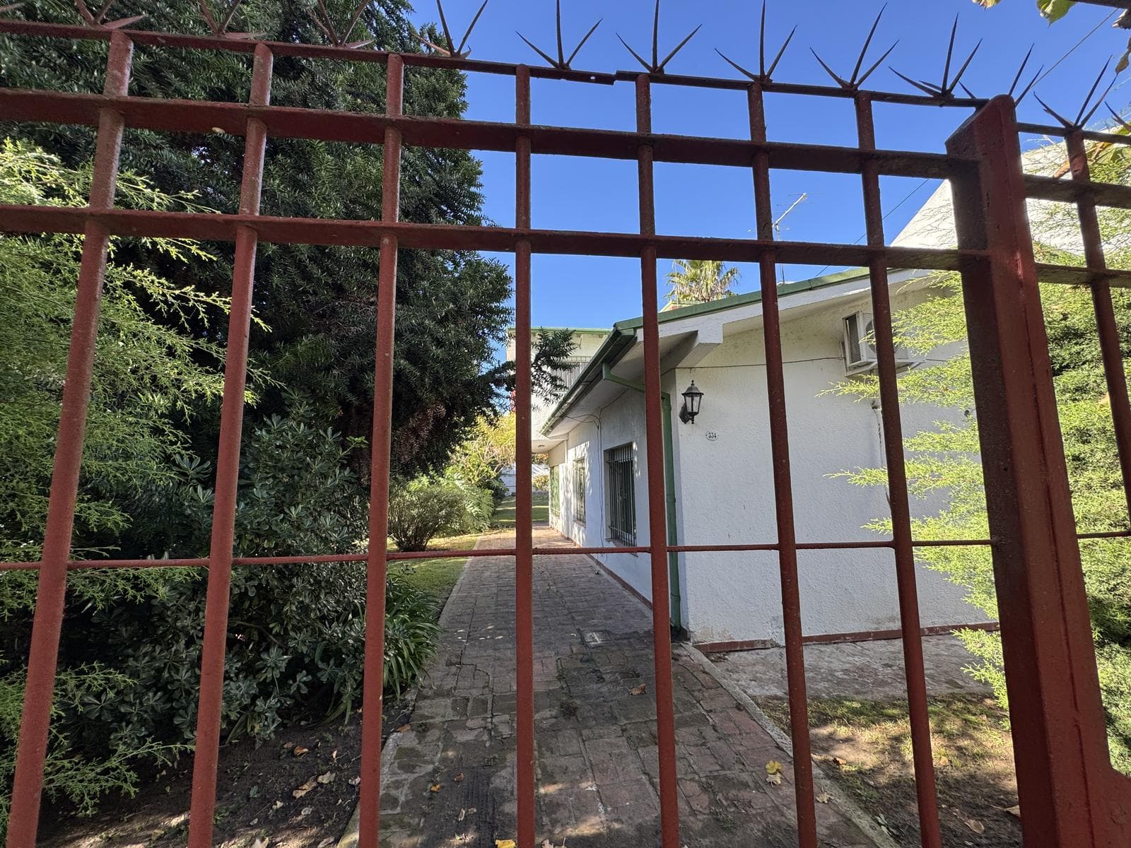 House for sale in Villa Elisa, La Plata: 423 between 6th Street and Camino Centenario. TWO LOTS. BANK-APPROVED