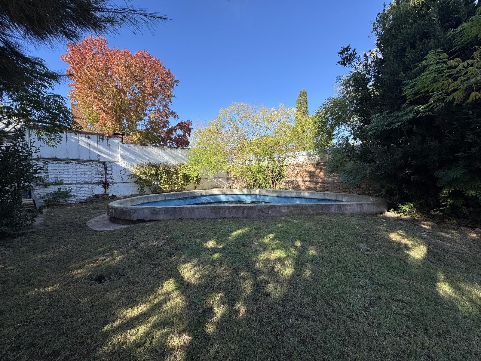 House for sale in Villa Elisa, La Plata: 423 between 6th Street and Camino Centenario. TWO LOTS. BANK-APPROVED