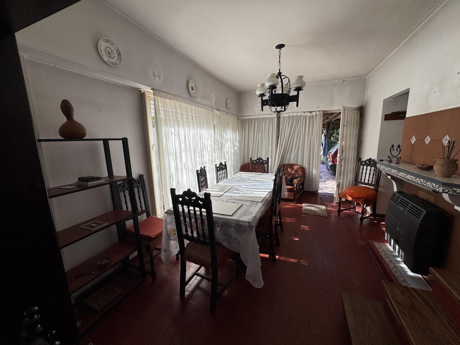 House for sale in Villa Elisa, La Plata: 423 between 6th Street and Camino Centenario. TWO LOTS. BANK-APPROVED