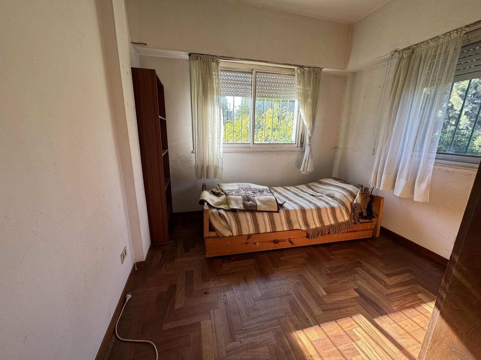 House for sale in Villa Elisa, La Plata: 423 between 6th Street and Camino Centenario. TWO LOTS. BANK-APPROVED