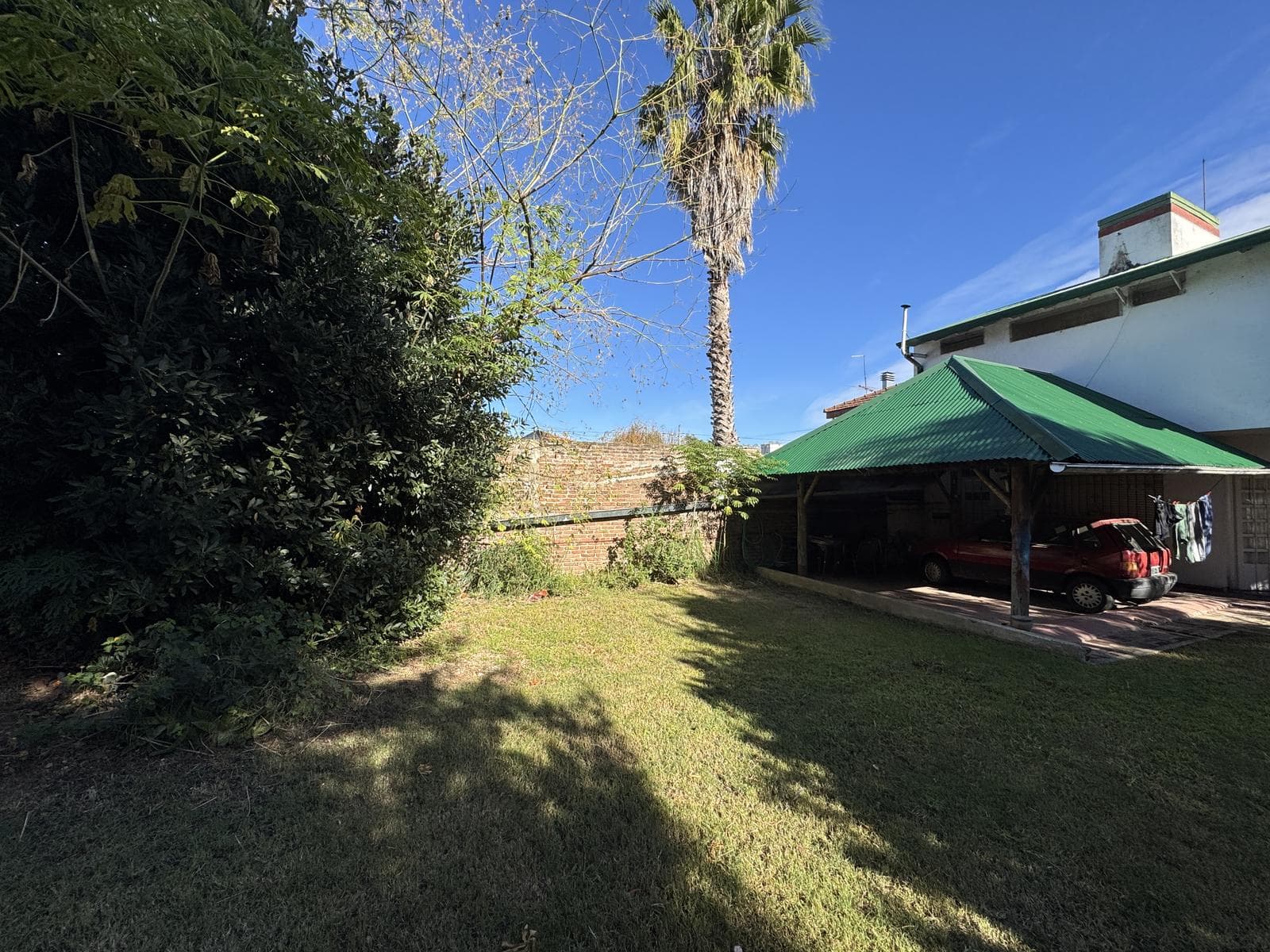 House for sale in Villa Elisa, La Plata: 423 between 6th Street and Camino Centenario. TWO LOTS. BANK-APPROVED