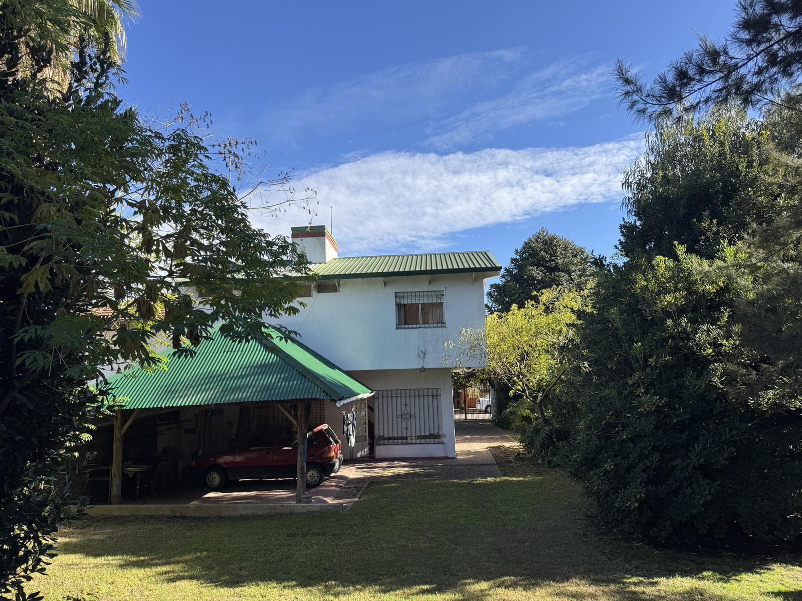 House for sale in Villa Elisa, La Plata: 423 between 6th Street and Camino Centenario. TWO LOTS. BANK-APPROVED