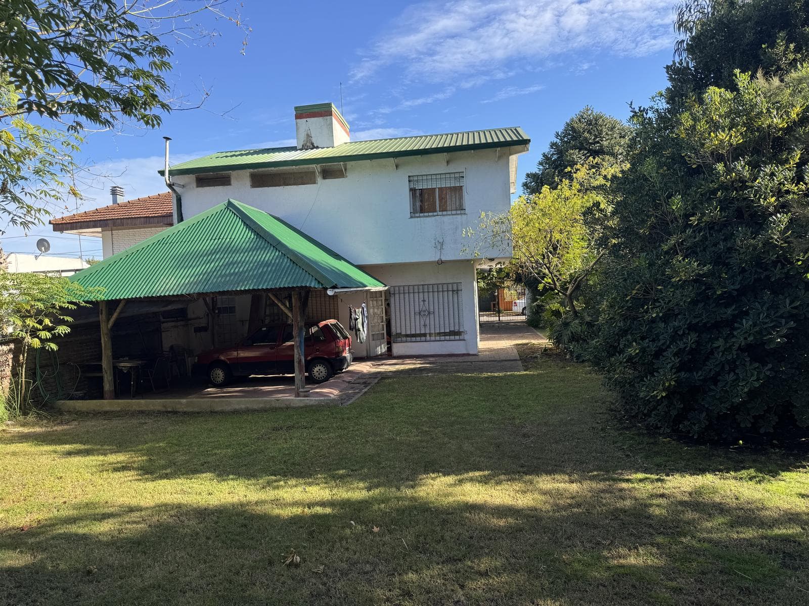 House for sale in Villa Elisa, La Plata: 423 between 6th Street and Camino Centenario. TWO LOTS. BANK-APPROVED