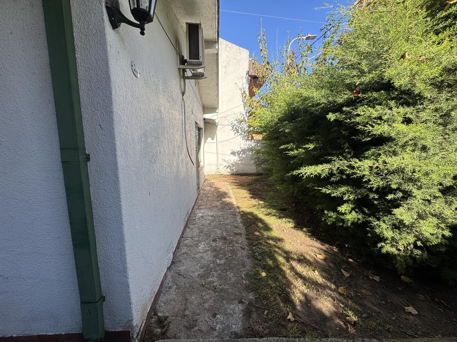 House for sale in Villa Elisa, La Plata: 423 between 6th Street and Camino Centenario. TWO LOTS. BANK-APPROVED