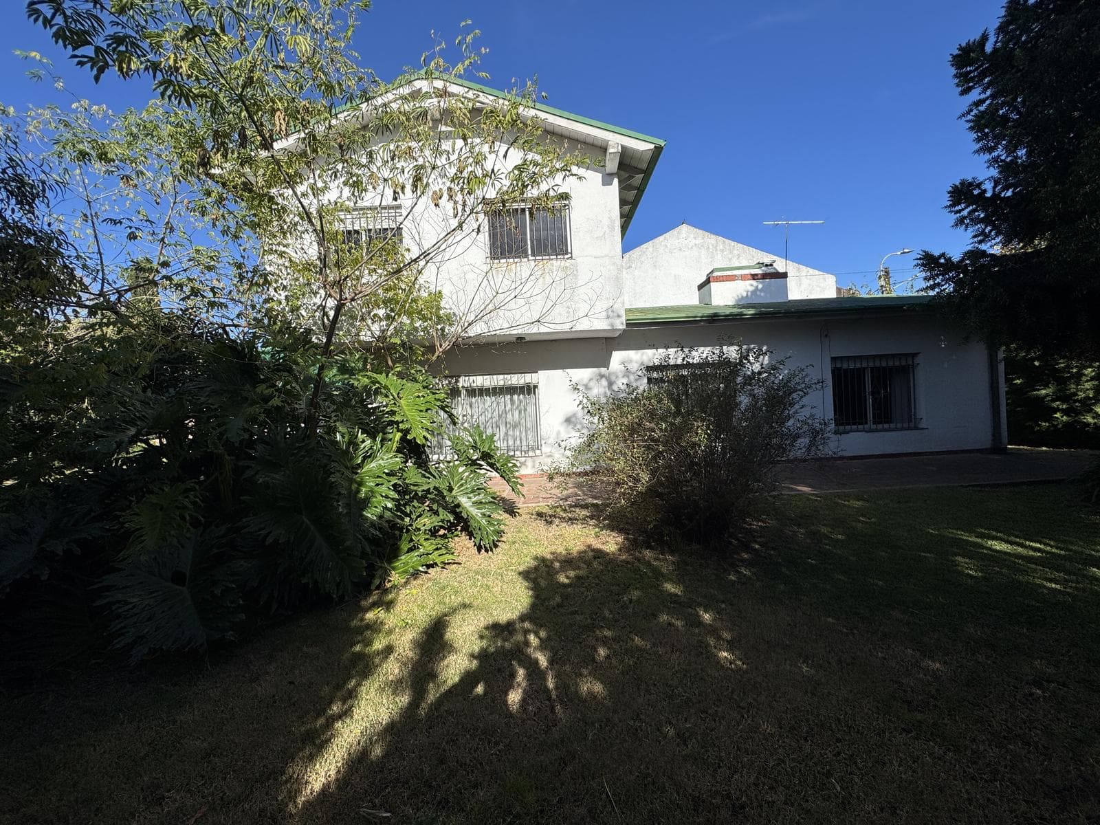 House for sale in Villa Elisa, La Plata: 423 between 6th Street and Camino Centenario. TWO LOTS. BANK-APPROVED