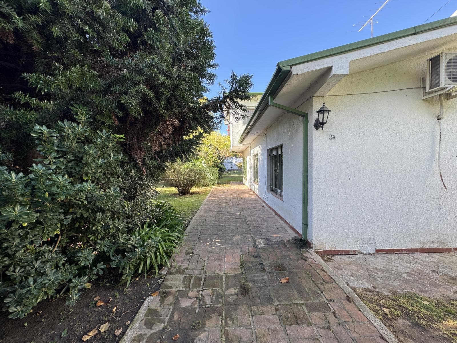 House for sale in Villa Elisa, La Plata: 423 between 6th Street and Camino Centenario. TWO LOTS. BANK-APPROVED