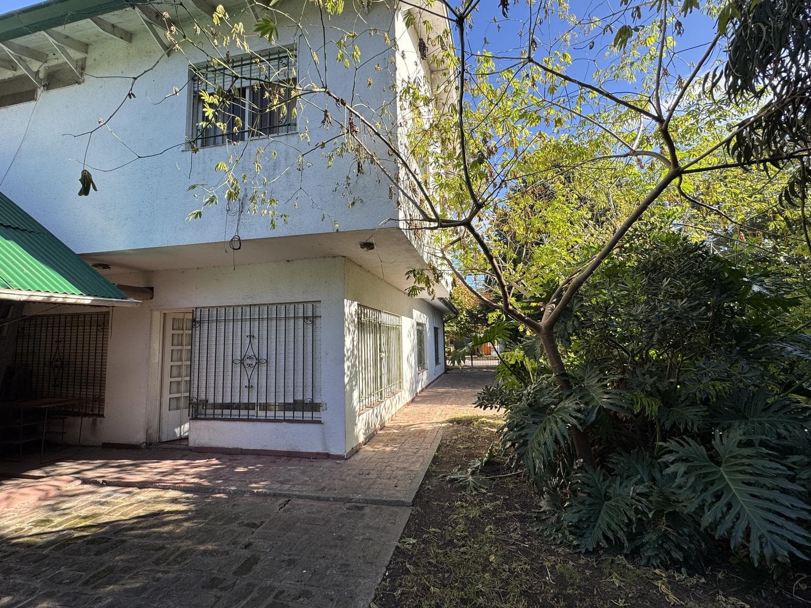 House for sale in Villa Elisa, La Plata: 423 between 6th Street and Camino Centenario. TWO LOTS. BANK-APPROVED