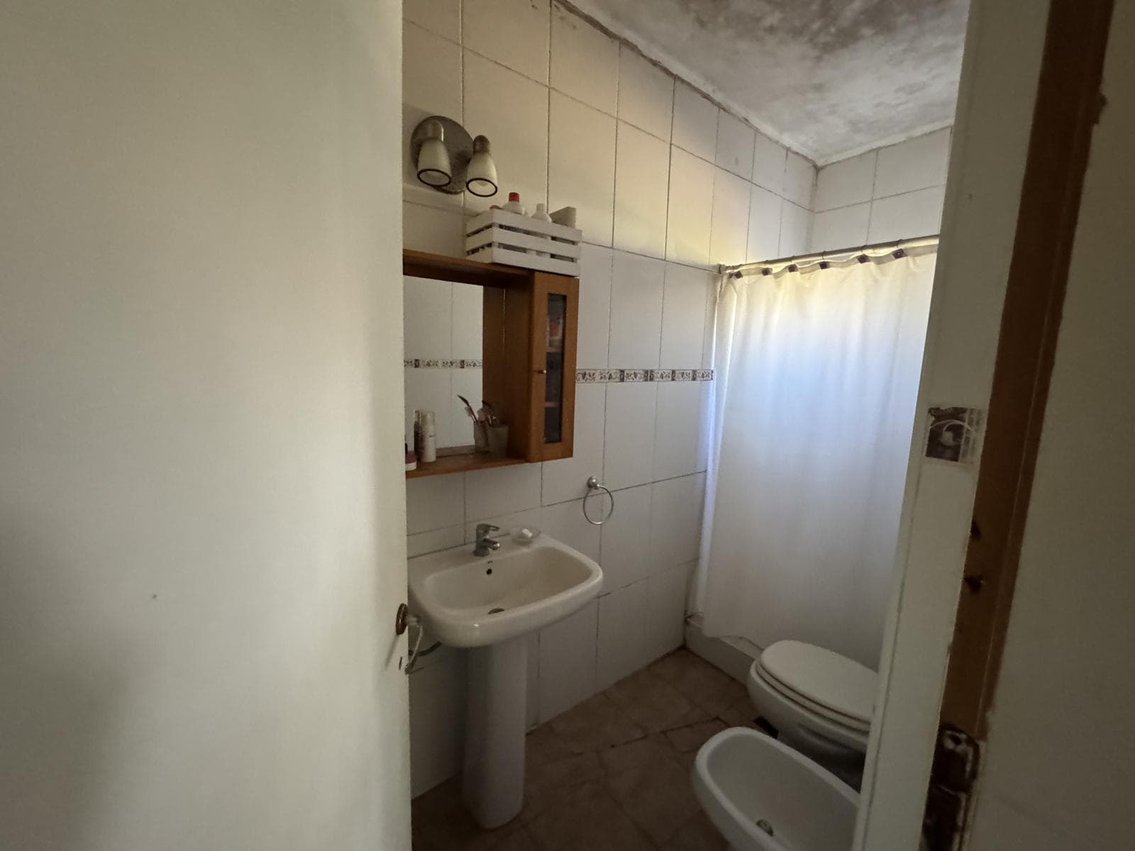 House for sale in Villa Elisa, La Plata: 423 between 6th Street and Camino Centenario. TWO LOTS. BANK-APPROVED