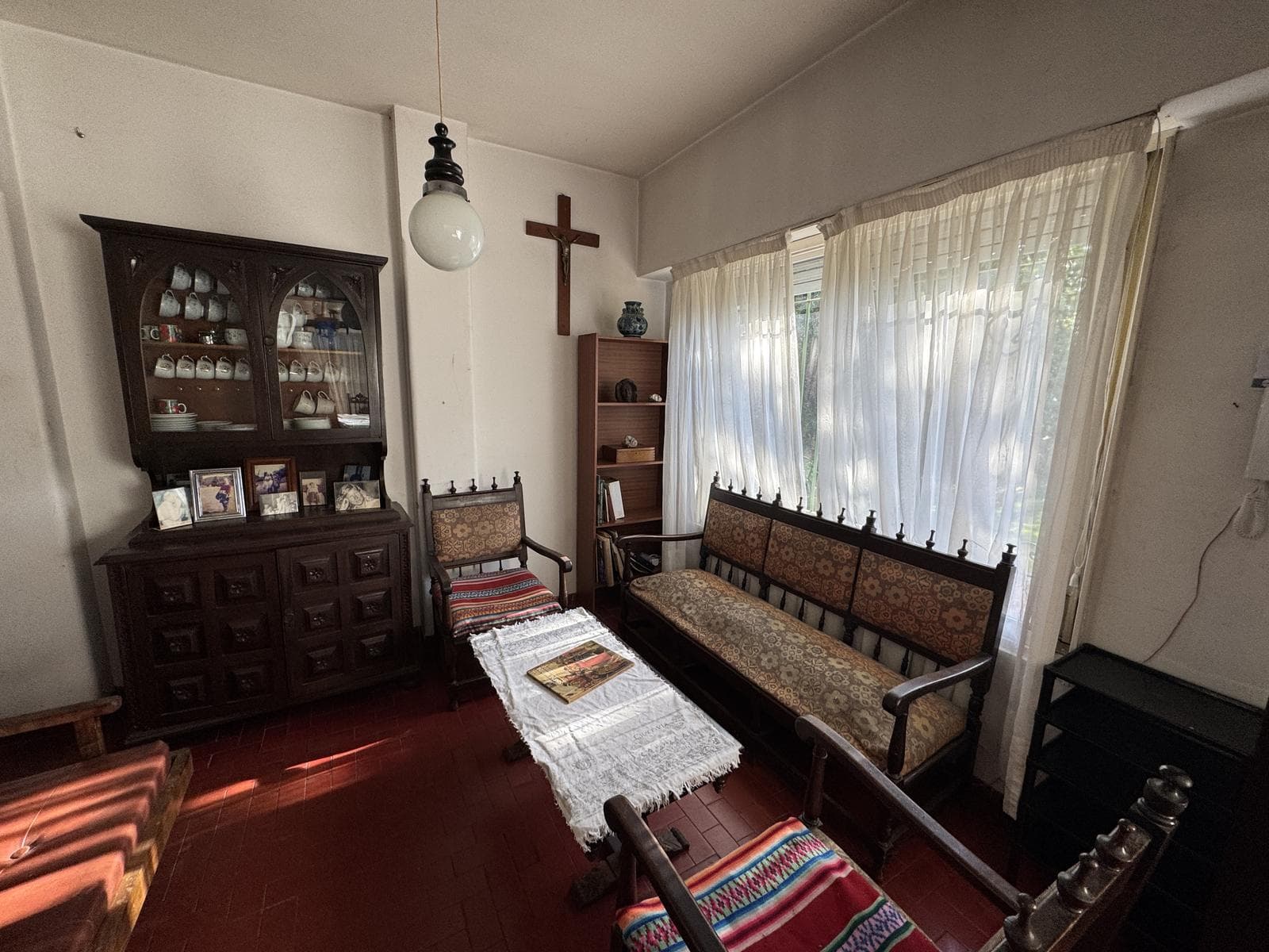 House for sale in Villa Elisa, La Plata: 423 between 6th Street and Camino Centenario. TWO LOTS. BANK-APPROVED