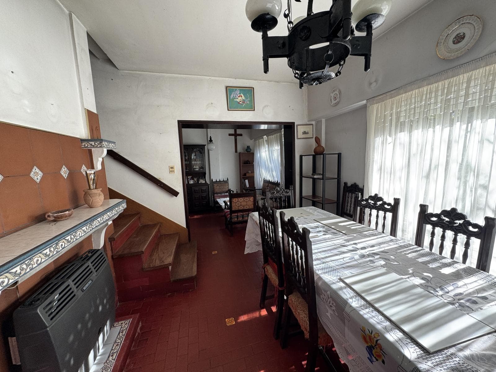 House for sale in Villa Elisa, La Plata: 423 between 6th Street and Camino Centenario. TWO LOTS. BANK-APPROVED