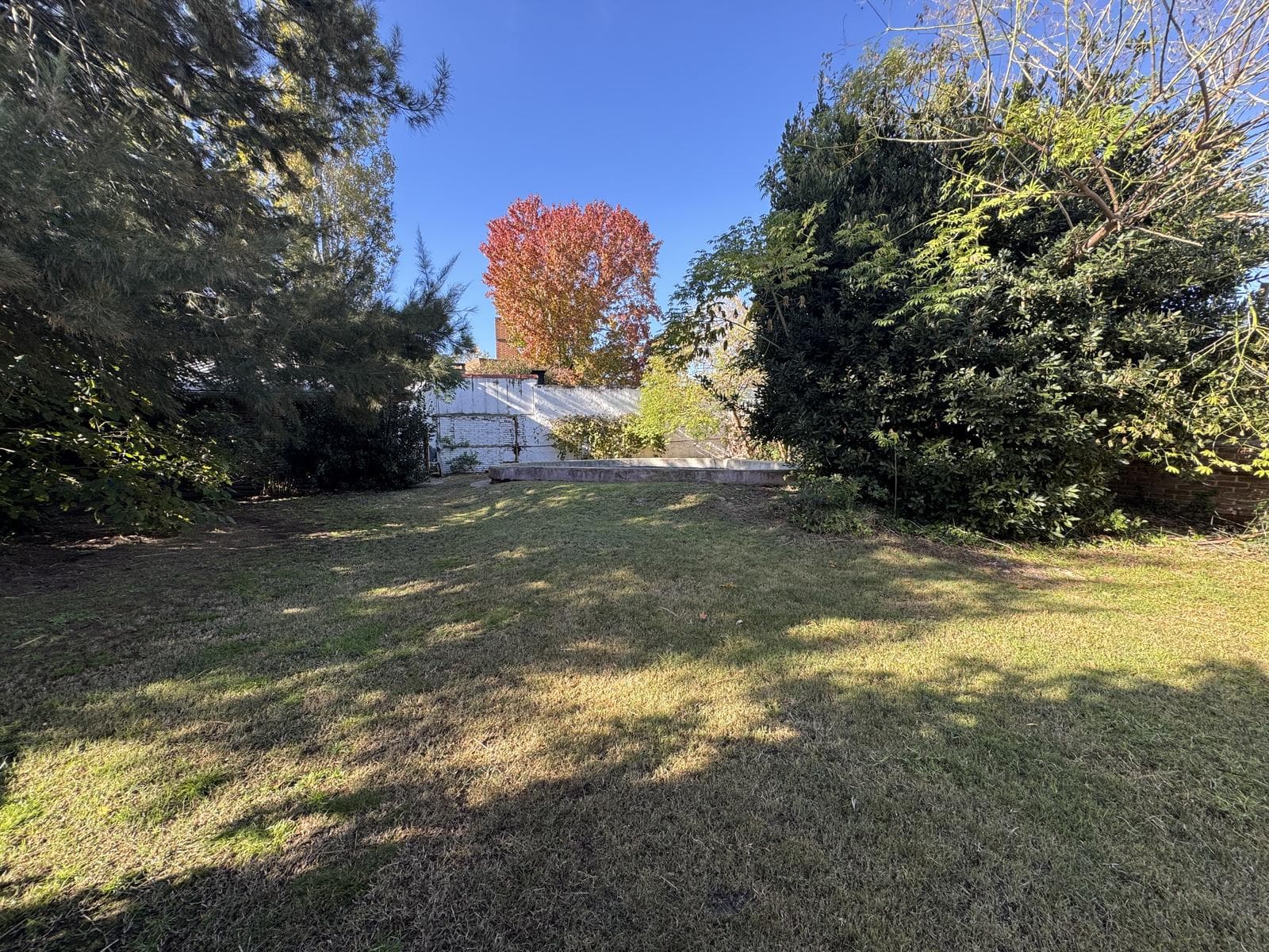 House for sale in Villa Elisa, La Plata: 423 between 6th Street and Camino Centenario. TWO LOTS. BANK-APPROVED