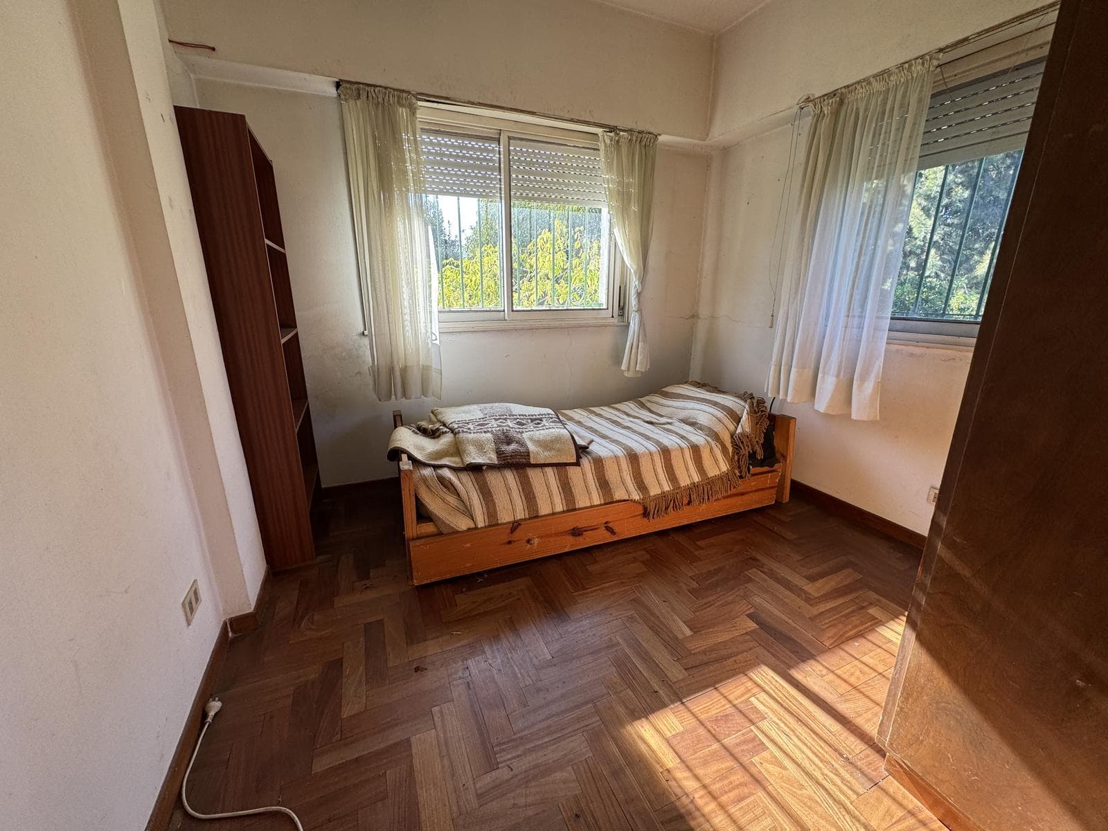 House for sale in Villa Elisa, La Plata: 423 between 6th Street and Camino Centenario. TWO LOTS. BANK-APPROVED