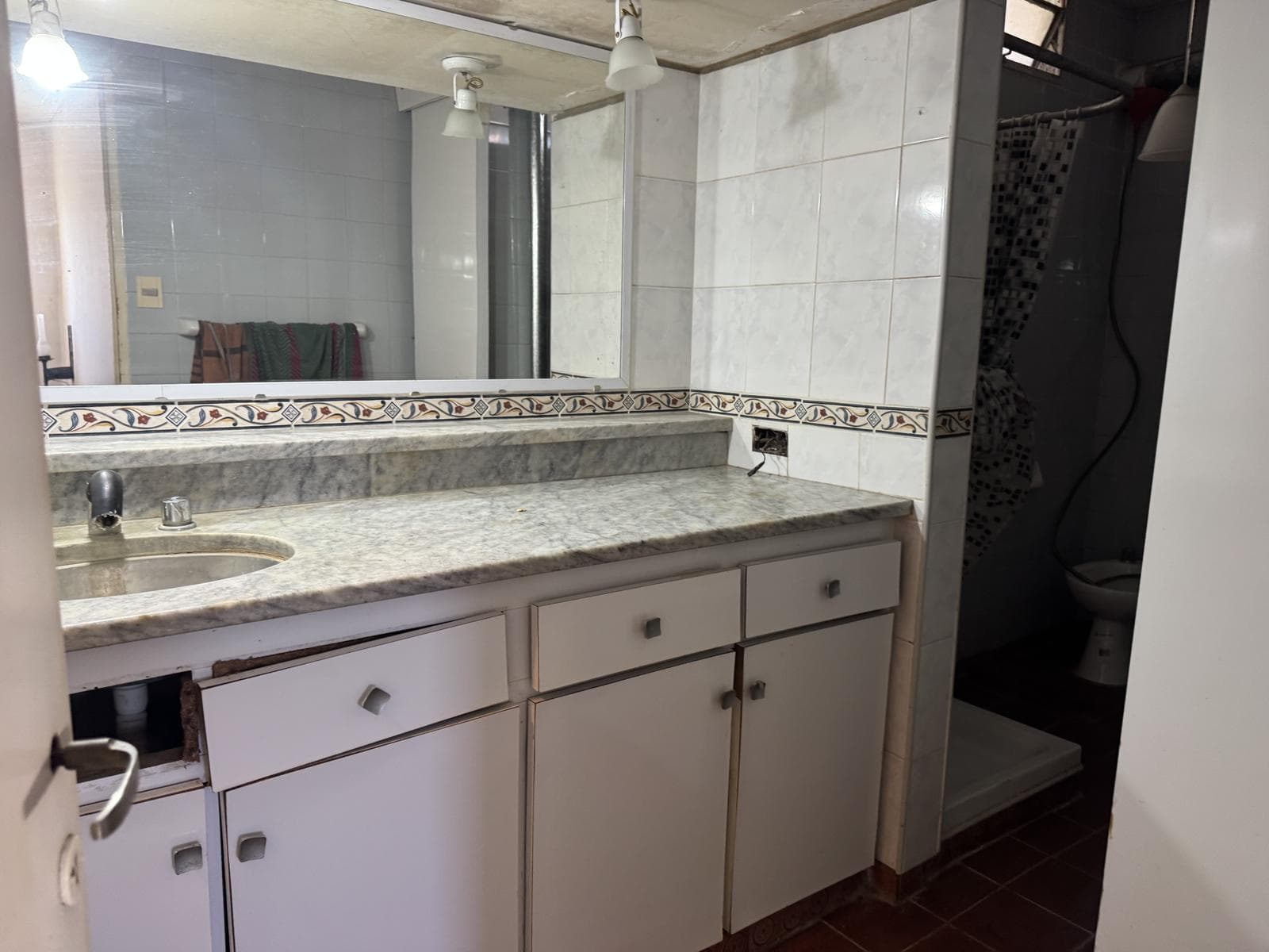 House for sale in Villa Elisa, La Plata: 423 between 6th Street and Camino Centenario. TWO LOTS. BANK-APPROVED