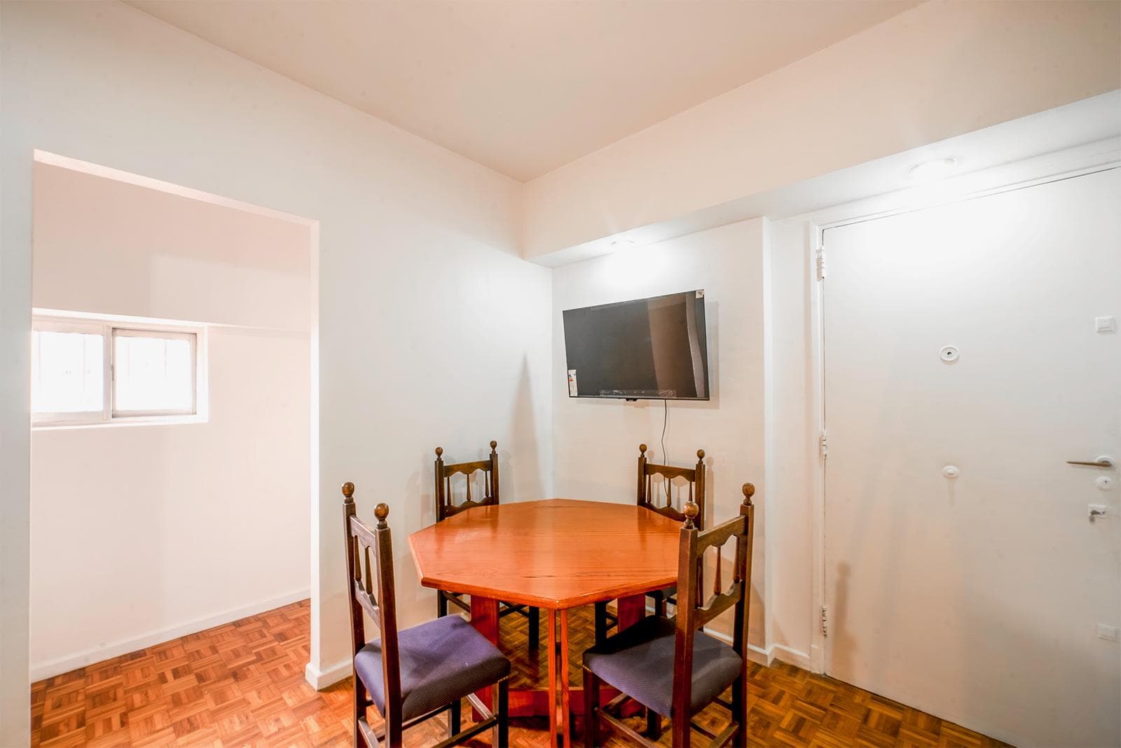 Furnished two-room apartment for short-term rent in Monserrat