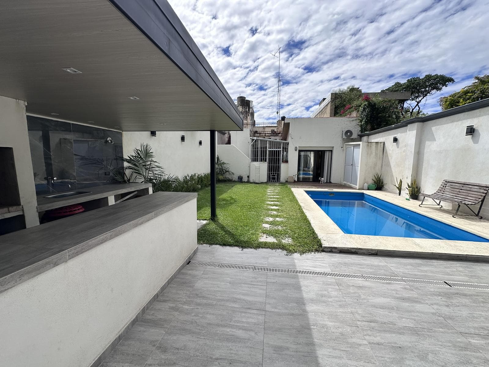 FOR SALE: House in the España y Hospitales neighborhood