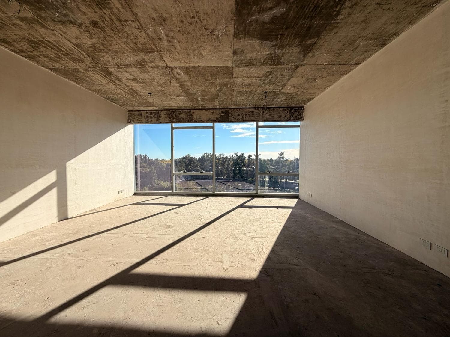 Office for RENT in a prestigious, high-end building in the best location in Pilar