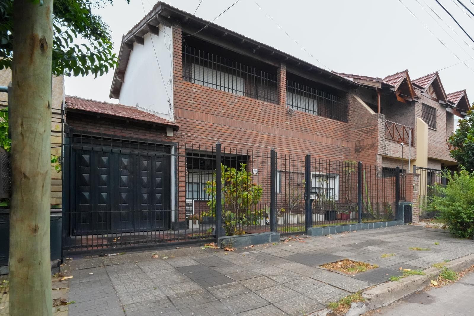 House for Sale: 6 Rooms, 350 m² Garden, and Barbecue Area in Castelar