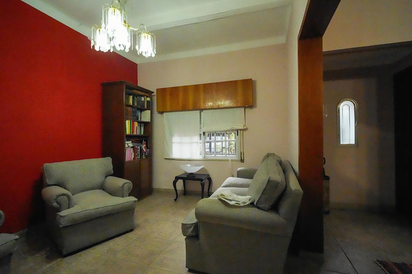 House for Sale: 6 Rooms, 350 m² Garden, and Barbecue Area in Castelar