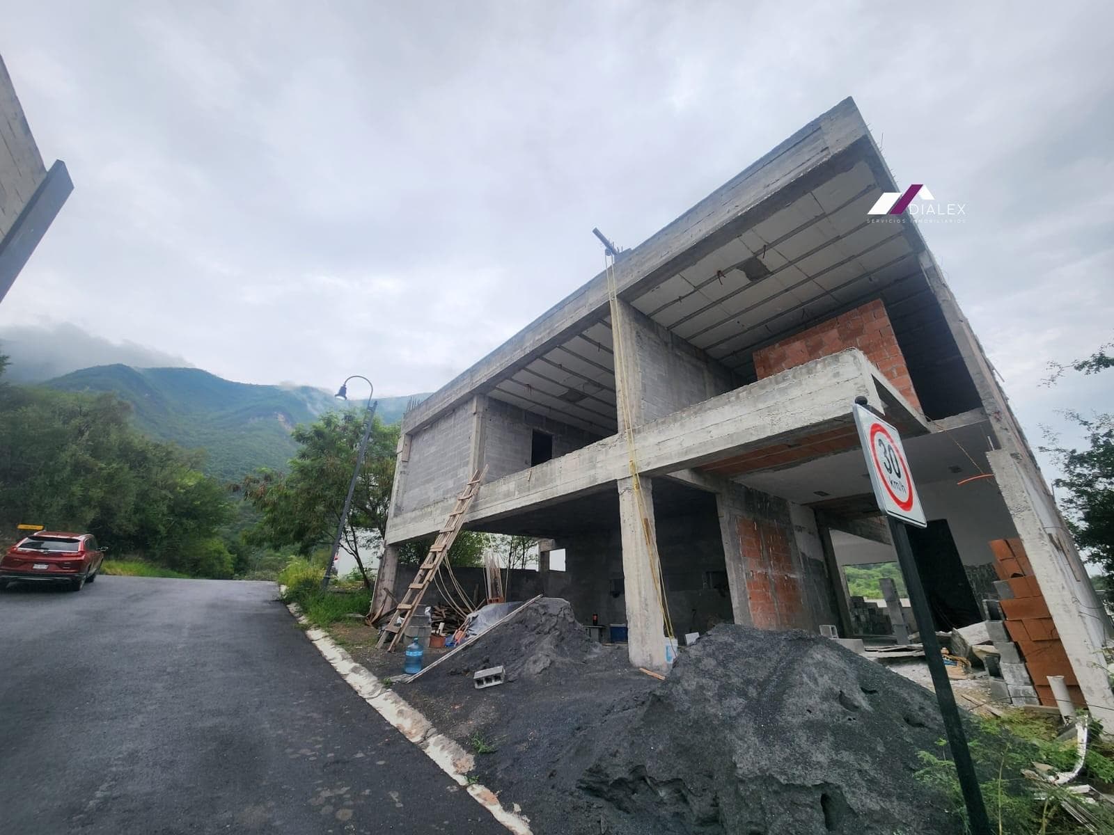FOR SALE: 3-Story House in the LADERAS Subdivision, PRIVADA TAMARINDO - MONTERREY National Highway - 545 m2