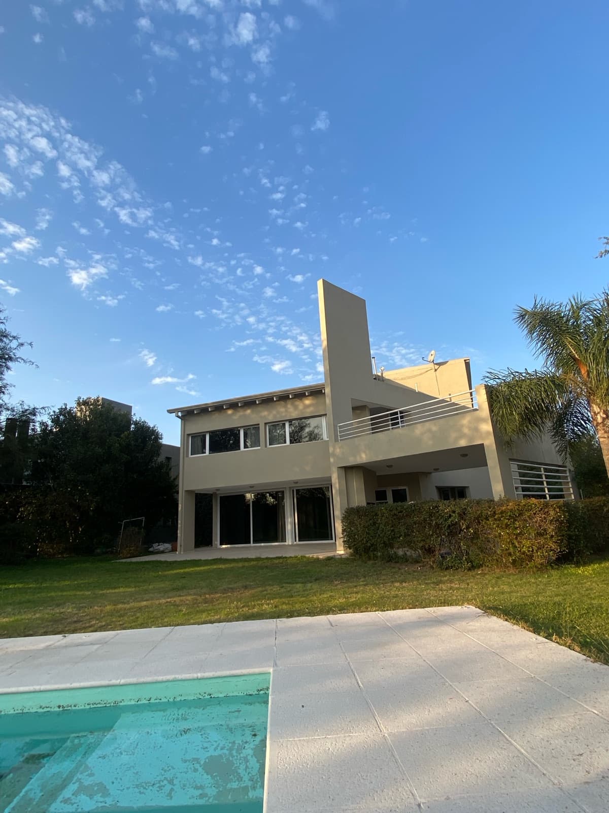 HOUSE FOR RENT IN COSTA VERDE
