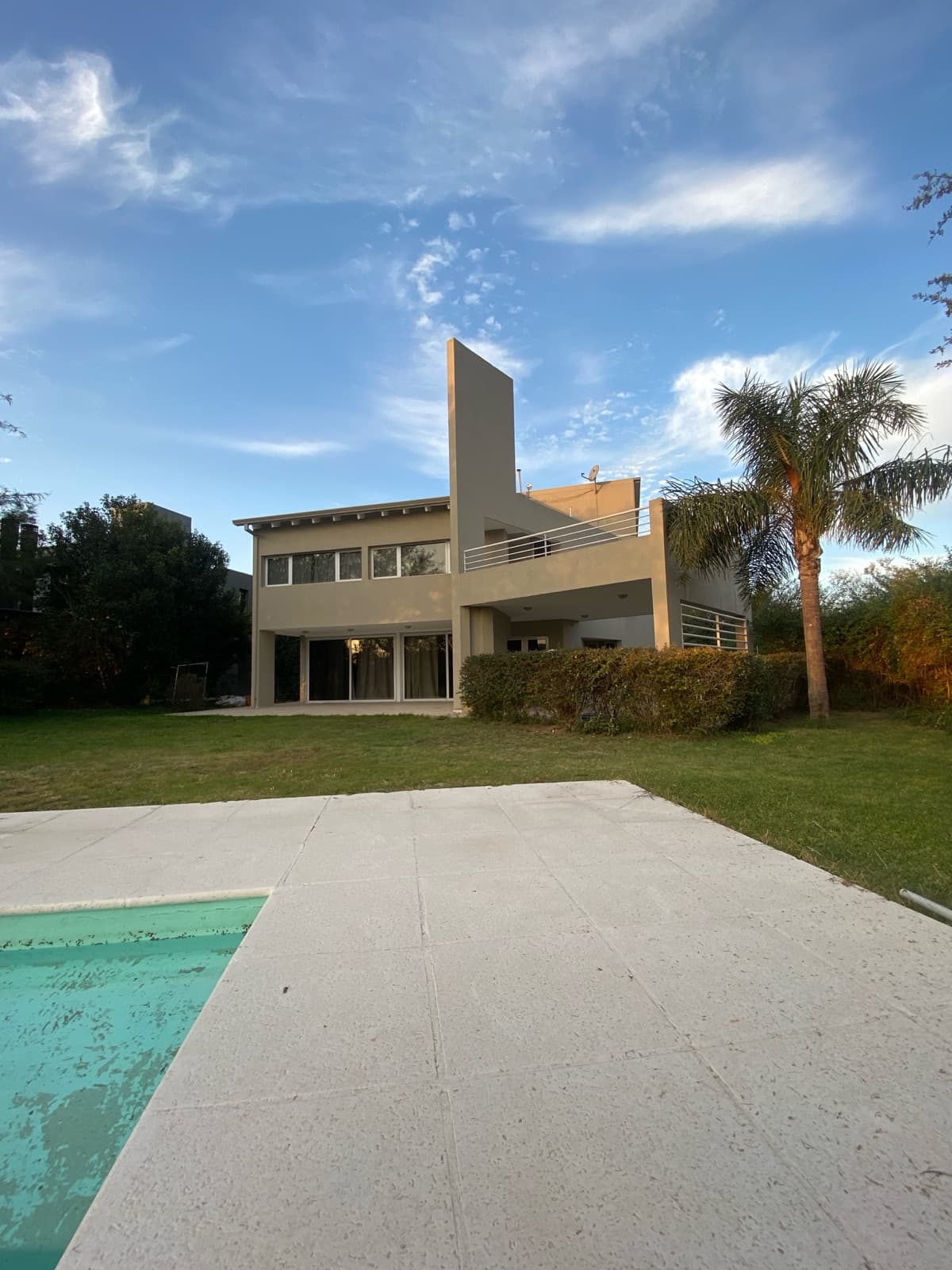 HOUSE FOR RENT IN COSTA VERDE